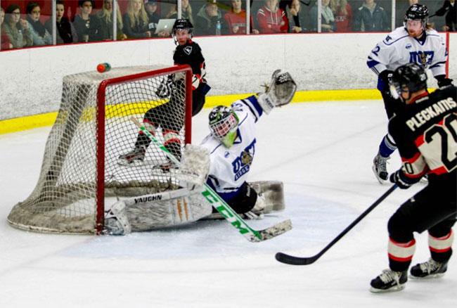 M-HOCKEY ROUNDUP: Eight Ravens score in offensive outburst